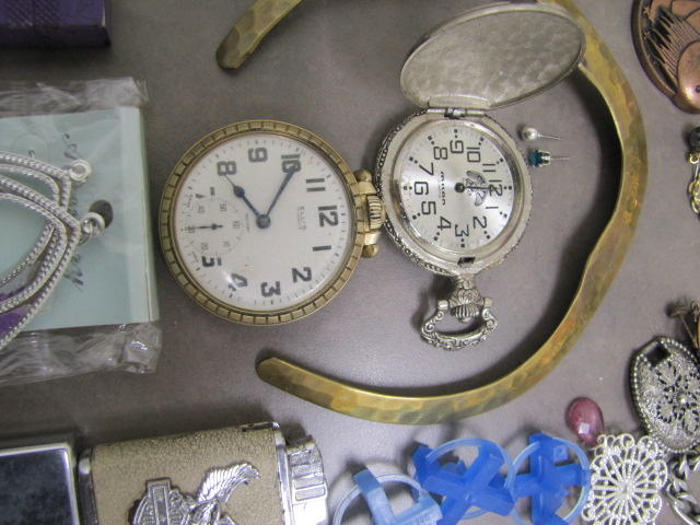 Photo of a different angle of the pocket watches. 
